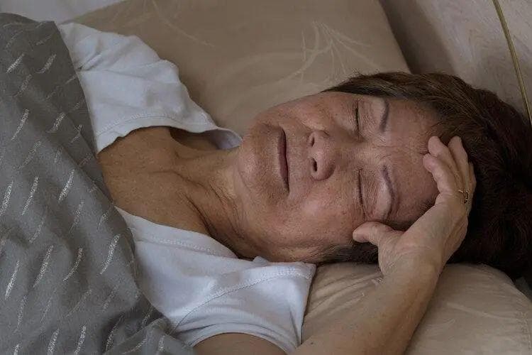 “8小时睡眠论”是错的？65岁以后，每天睡多久好？