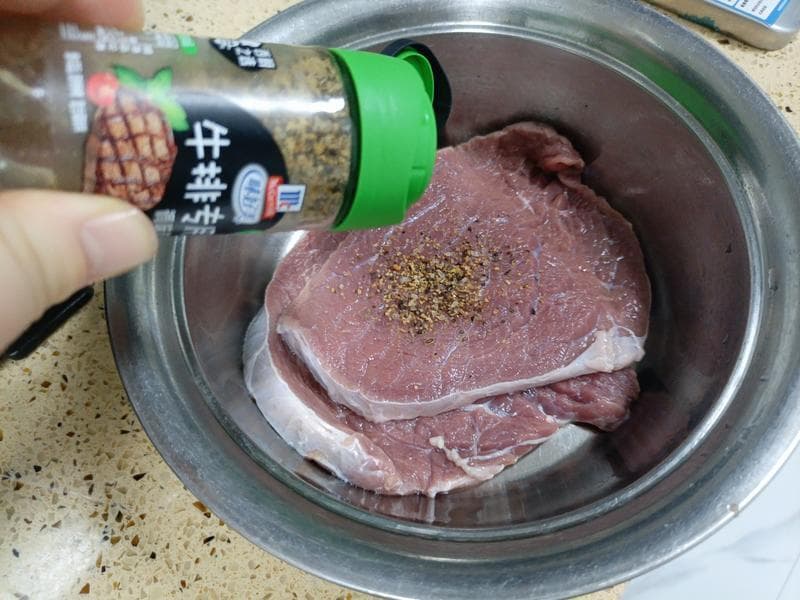 牛排时蔬沙拉：西餐经典，制作详解