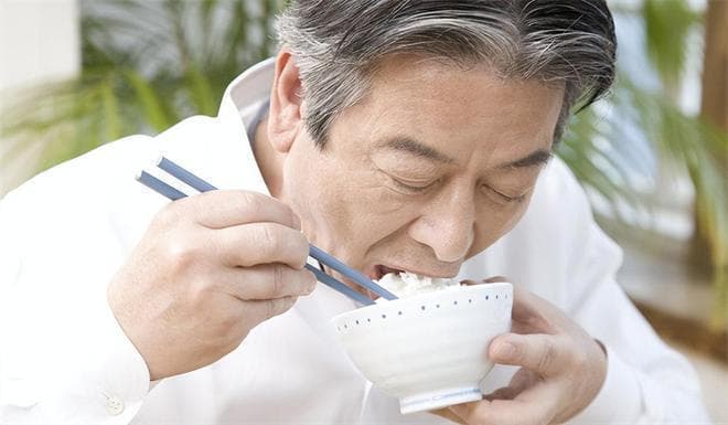 老人晚年饭量和寿命有关？医生坦言：能吃不一定是福，这么吃最好
