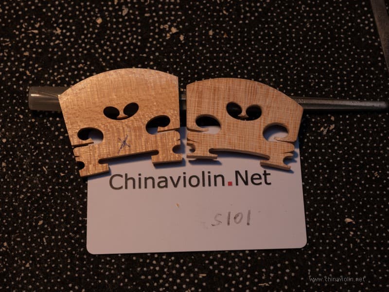 不同琴码材料和厚度如何具体影响小提琴的音色？