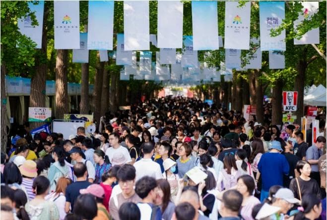 "火爆"的地坛书市：一场城市的阅读盛宴