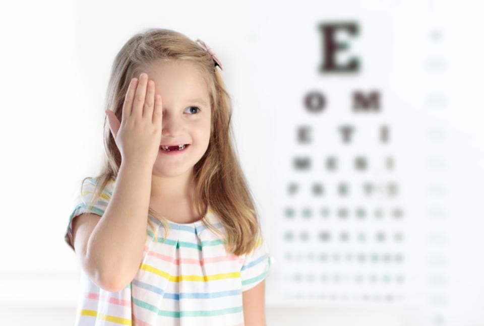 孩子经常看手机，会伤眼、更容易近视吗？