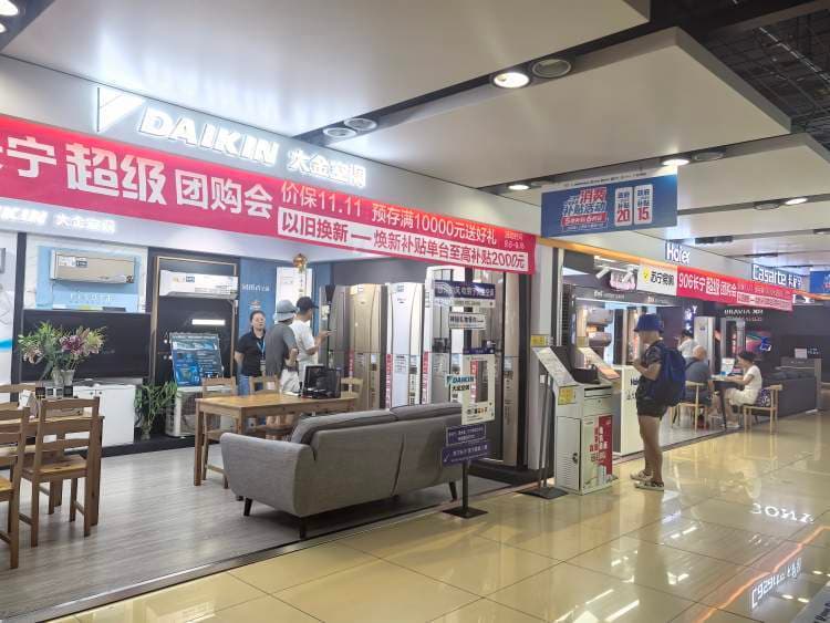 买扫地机器人线下比线上便宜800元！先涨价再降价？商场回应：售价不会涨