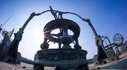 地球绕太阳转，太阳绕银河转，为何北斗七星、启明星位置不变？