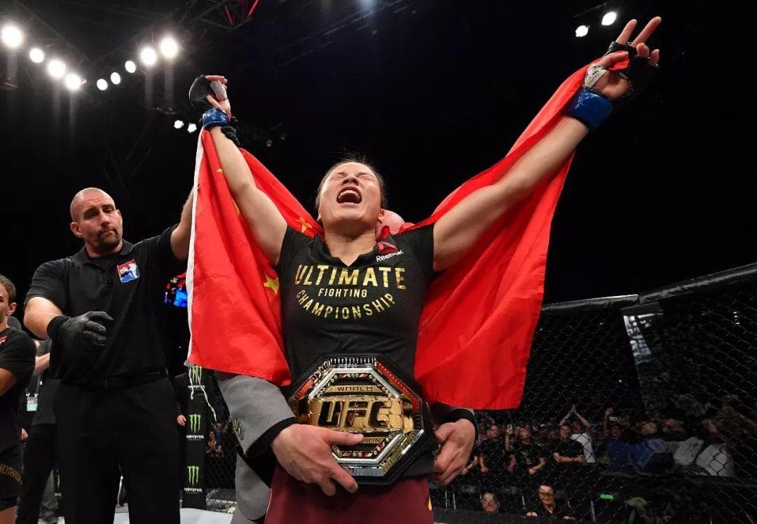 重温经典！UFC年度最佳比赛：张伟丽vs乔安娜！