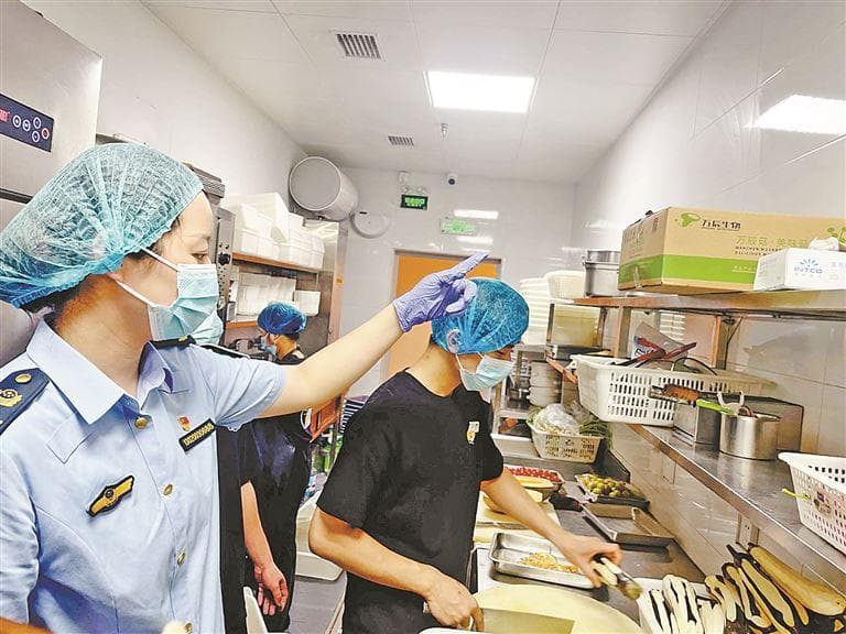 连锁餐饮店后厨卫生如何？专项突击检查同安区一商圈