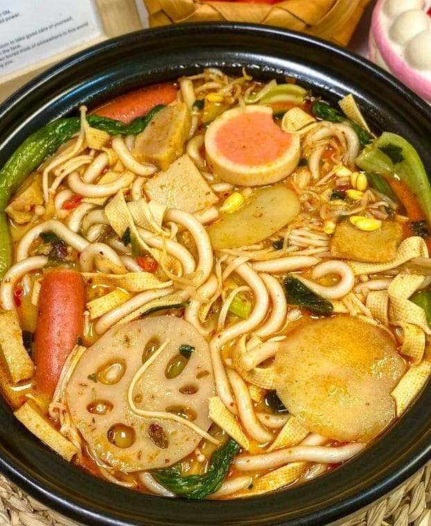 砂锅土豆粉：口感糯滑，汤汁浓郁