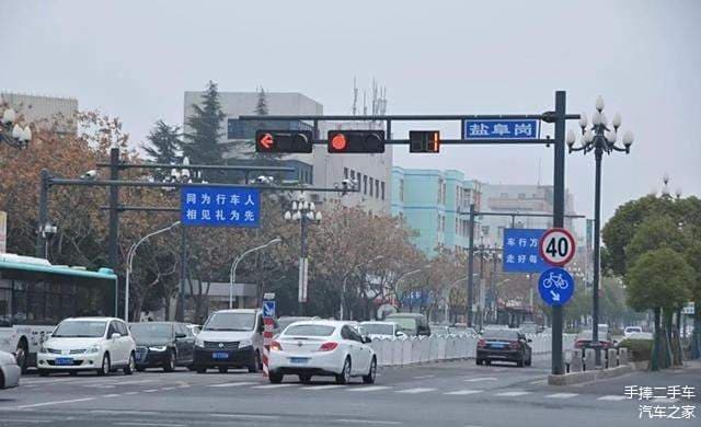 红灯时左转可以掉头，绿灯时为何又不可以了？内行人给出答案