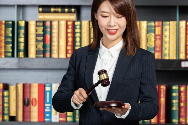 经验丰富的辩护律师价格：如何评估与选择专业的法律服务