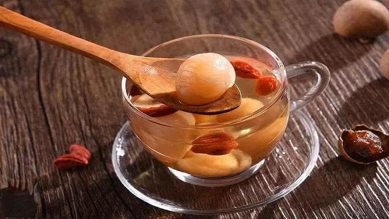 桂圆干泡水的功效与作用、禁忌和食用方法