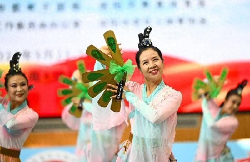 广场舞是具有中国特色的健身文化符号