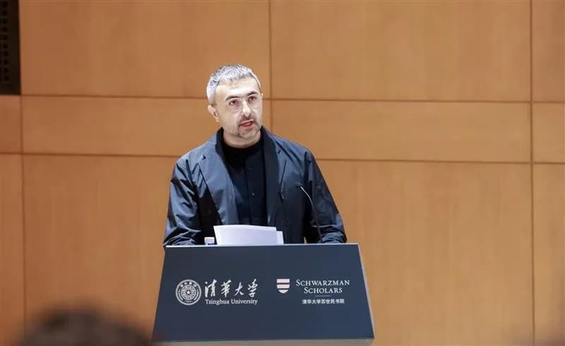 微软AI CEO苏莱曼清华演讲：始终致力于建立人类与AI间的信任