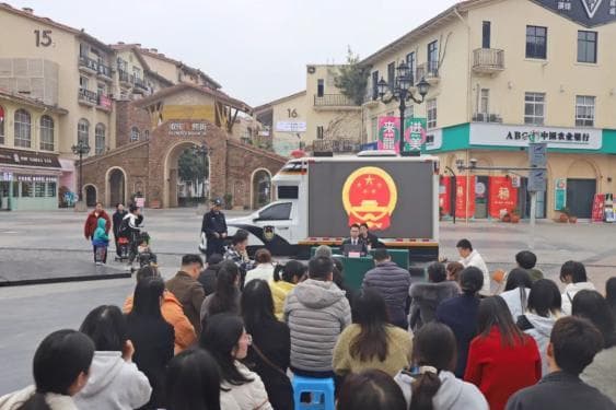 广场沉浸式“模拟法庭” 法官现场送出一份“旅游维权指南”