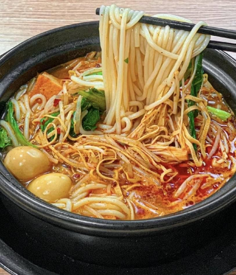 昆明南屏街的云南风味：过桥米线的温暖传递