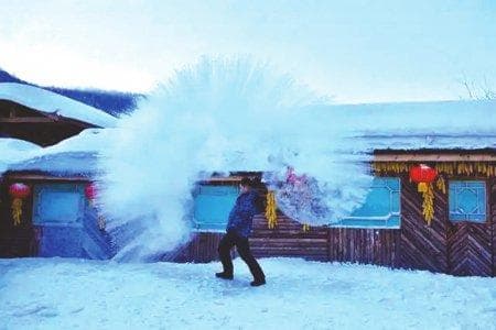 "泼水成冰"变成"泼水被烫" 谨防炫酷背后有风险