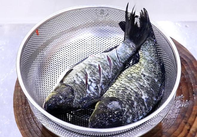 鲫鱼烹饪前的正确清洗方法，让鱼肉更加鲜美