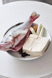 鱼炖豆腐烹饪全攻略：从食材准备到出锅的完整步骤