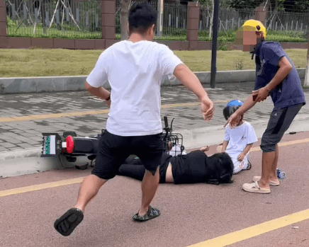 珠海市民欧增颖挺身而出，成功救助晕厥女子