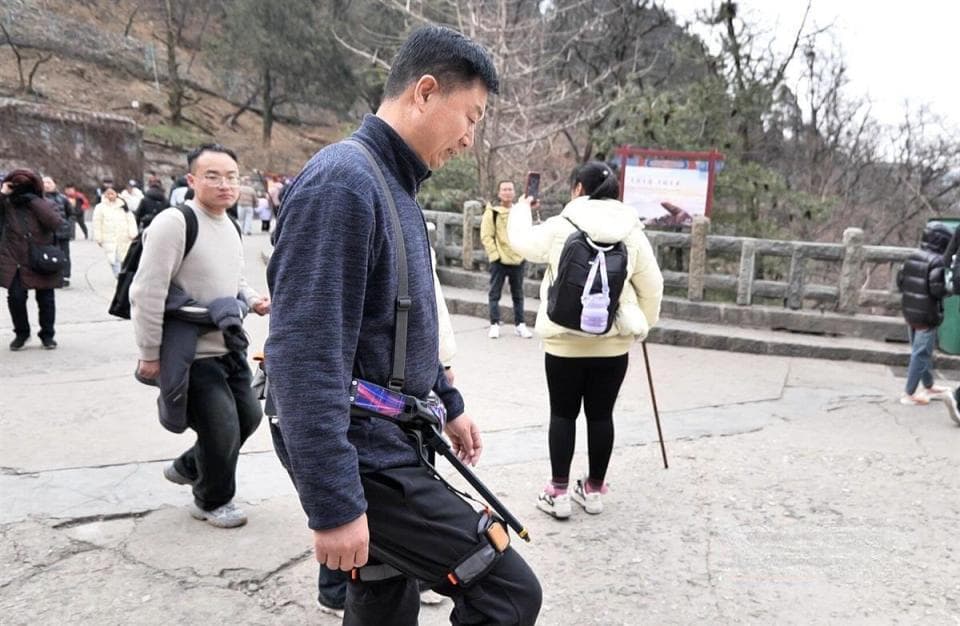 春节泰山打卡新姿势：穿上机器人登顶不费劲！