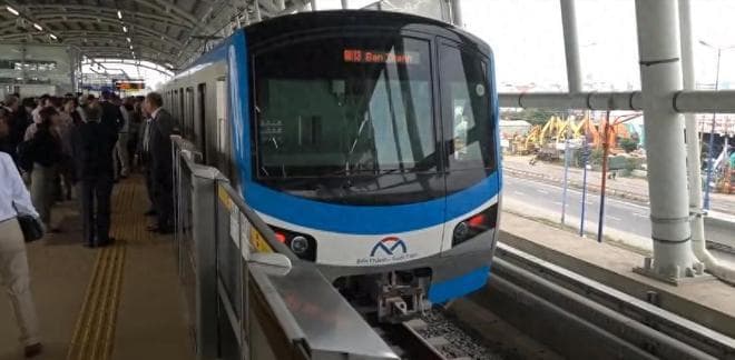 越南第1条地铁终于通车了，19.7公里建了12年，跟中国差距太大