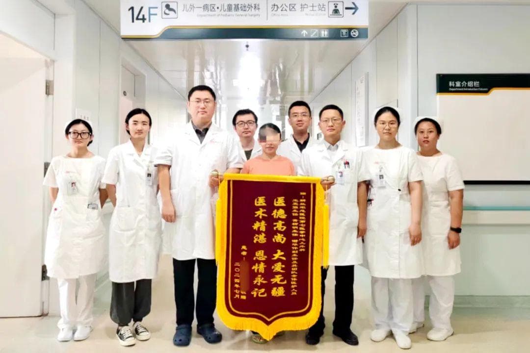 “新肝”宝贝历险记，7个月军娃成功接受肝移植手术