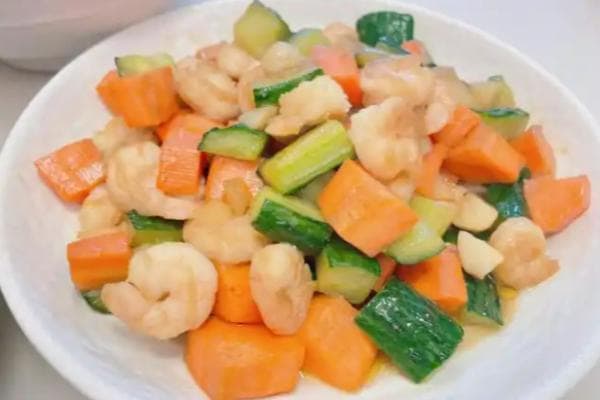 虾仁黄瓜，以其清新爽口、色香味俱佳的特点，深受食客们的喜爱