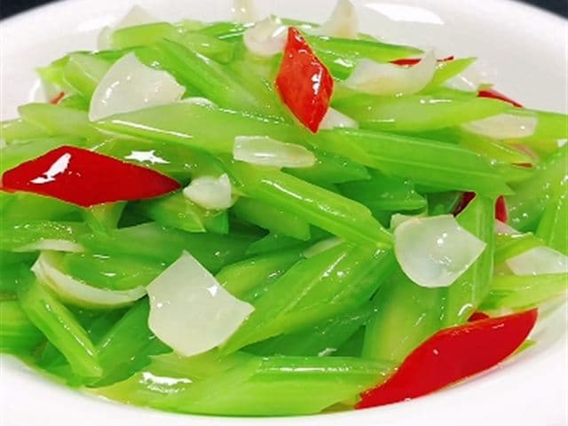 百合炒芹菜的做法：大厨教你一学就会的美味佳肴