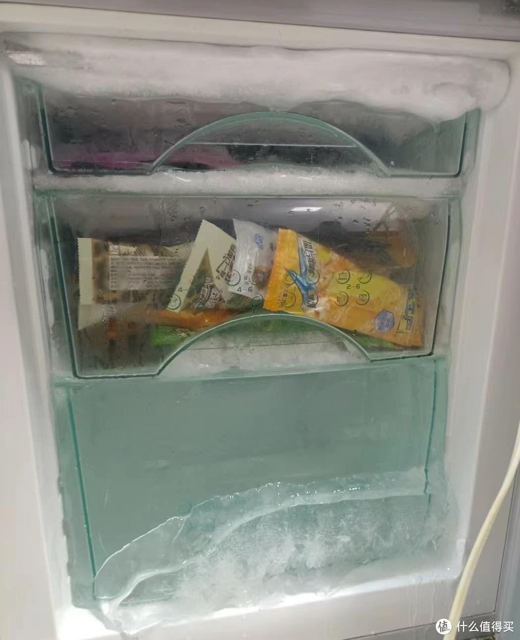 冰箱结冰不仅费电还伤食物，这些预防方法请收好