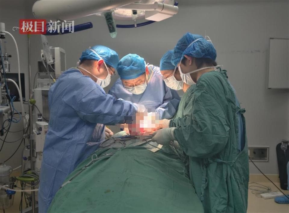 老人吃鱼险遭鱼刺刺穿颈动脉，医生提醒：鱼刺卡喉，切勿擅自处理