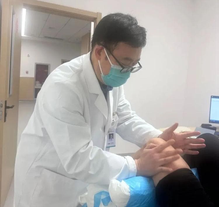 70多岁运动达人膝盖剧痛、无法行走，中医特色疗法助其恢复健康