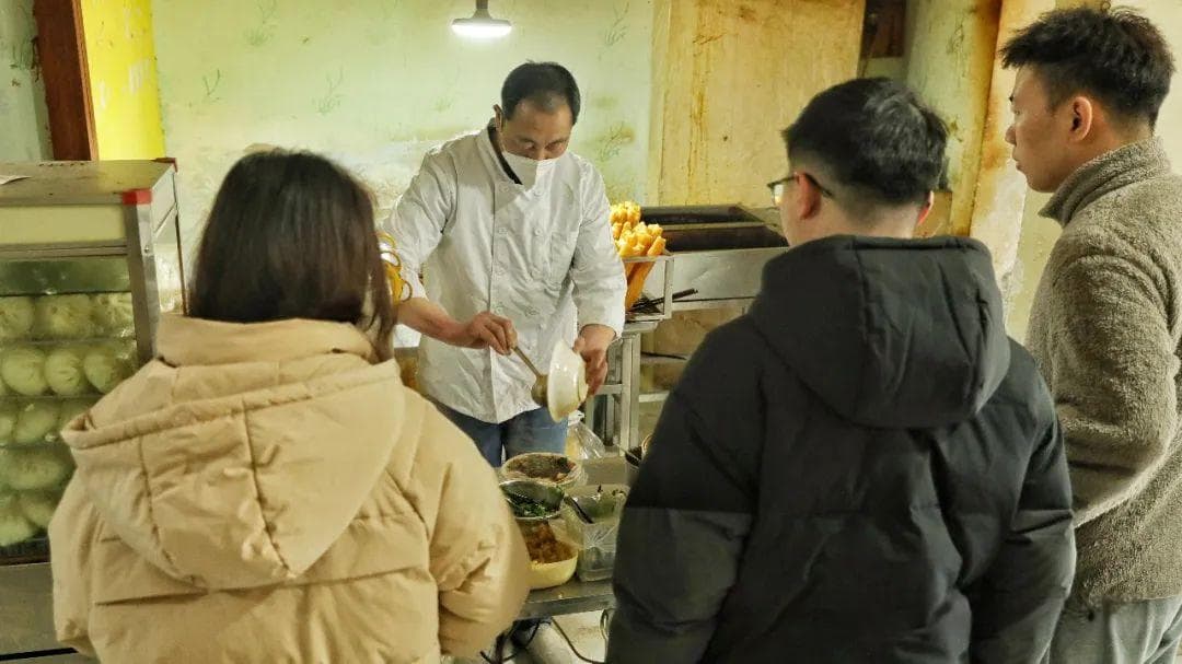 每天销售近千根！这里的炸油条好吃的秘诀是……