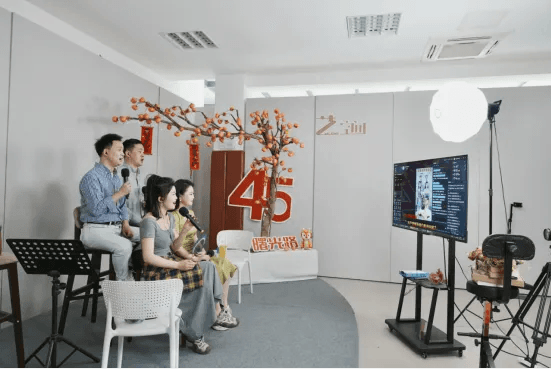 当一个国有文艺院团，跳进直播间的人海