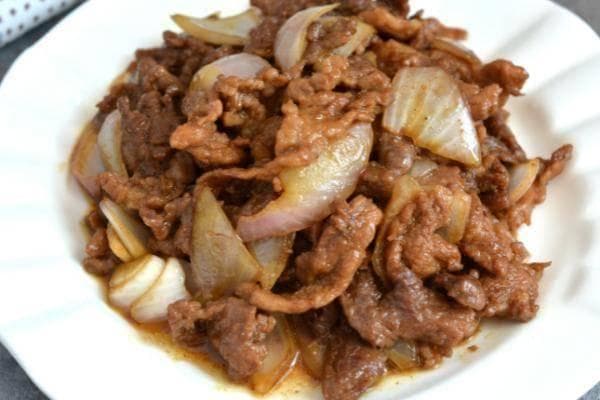 洋葱炒肉作为一道经典的家常菜，不仅口感鲜美，而且营养丰富