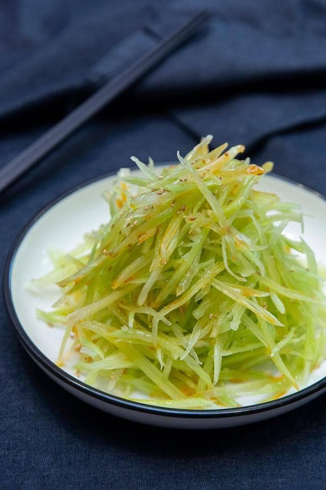 莴笋最好吃的做法，我家三天两头做，清脆爽口，比大鱼大肉受欢迎