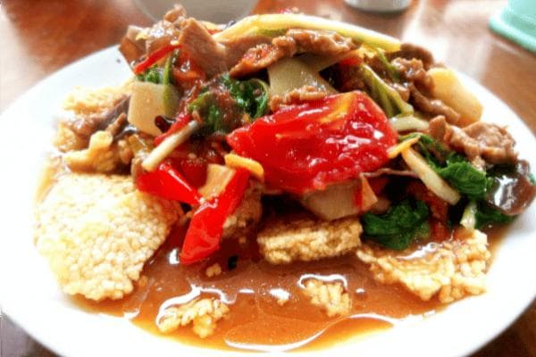 锅巴肉片，一道经典的中式菜肴，口感独特，制作过程也充满了乐趣