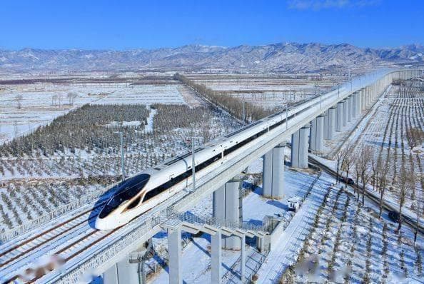 中国高铁运营里程突破4.8万公里，铁路建设再创世界纪录