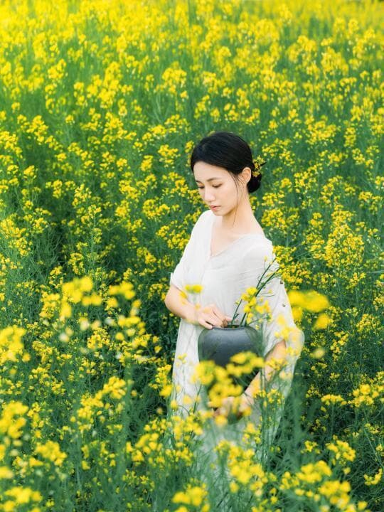 春光里的诗意：汉服与油菜花写真指南