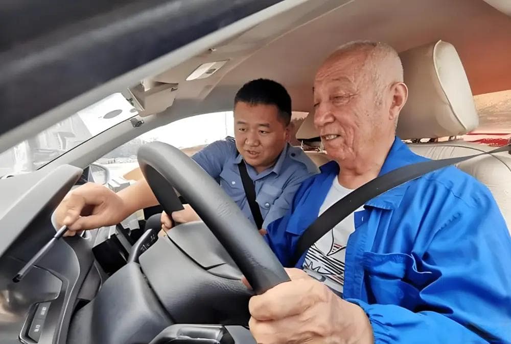 交警提示：70岁的老年人牢记这些规定，忘了会导致驾照被注销