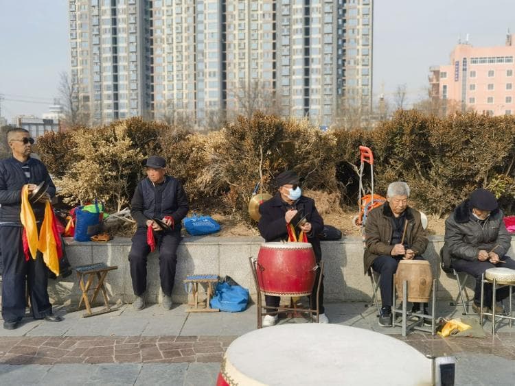 八旬老翁们的“心头好”：锣鼓一响就有精神！