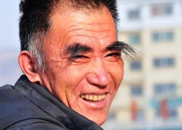眉毛“飞”起来的男人，有何不同？眉毛变长暗示什么？看完涨知识