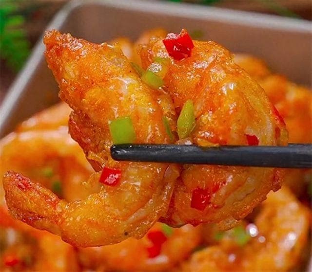 油炸虾怎么做又酥又好吃？香酥可口的椒盐油炸虾，大厨教你轻松做