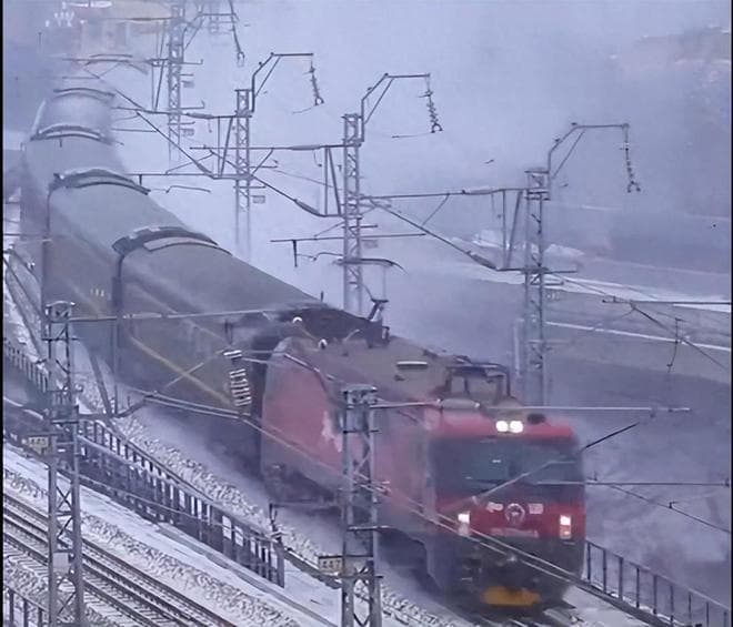 2024春运遇风雪，绿皮火车显身手，“毛泽东号”再立新功