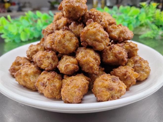 过年炸肉丸子如何去腥，放面粉还是淀粉，教您一招，原来如此简单