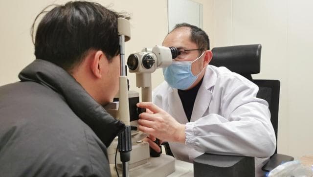 20岁大学生侧躺玩手机致单眼高度近视1000度，眼底裂孔险失明
