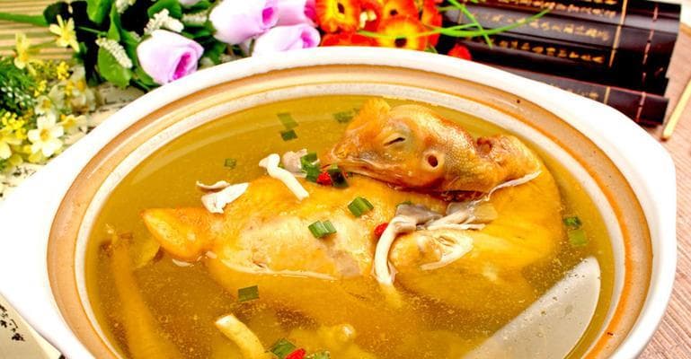 椰子肉炖鸡汤，美味养生一锅煮（以椰汁为底，食补养生无负担）
