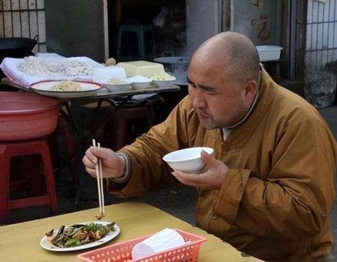 寺院的和尚每天吃素，为何大多都肥头大耳？看看他们的伙食就懂了