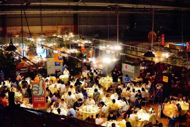 深中通道首个周末：中山美食店，停满粤B车