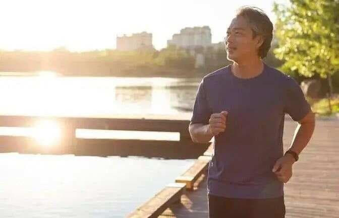 医生提醒：过了60岁的老人，宁可不洗澡有味，也别在这3个时间洗