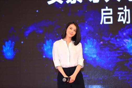 慈善晚宴上再捐善款，高圆圆15年公益之路不停歇