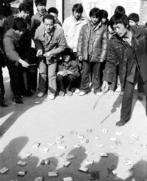 套圈游戏：从宫廷娱乐到民间传统，八十多年前就已流行